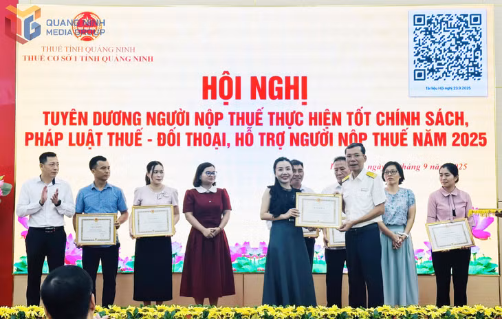 Lãnh đạo Thuế Cơ sở 1 tỉnh Quảng Ninh trao tặng giấy khen cho các doanh nghiệp, tổ chức, hộ kinh doanh thực hiện tốt chính sách thuế.