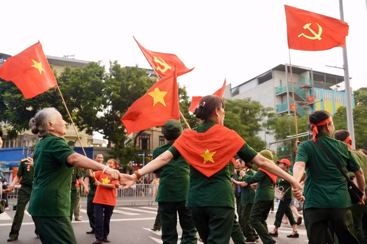 Không khí tươi vui tại đường Hùng Vương. Ảnh: Vũ Linh - Thiều Trang