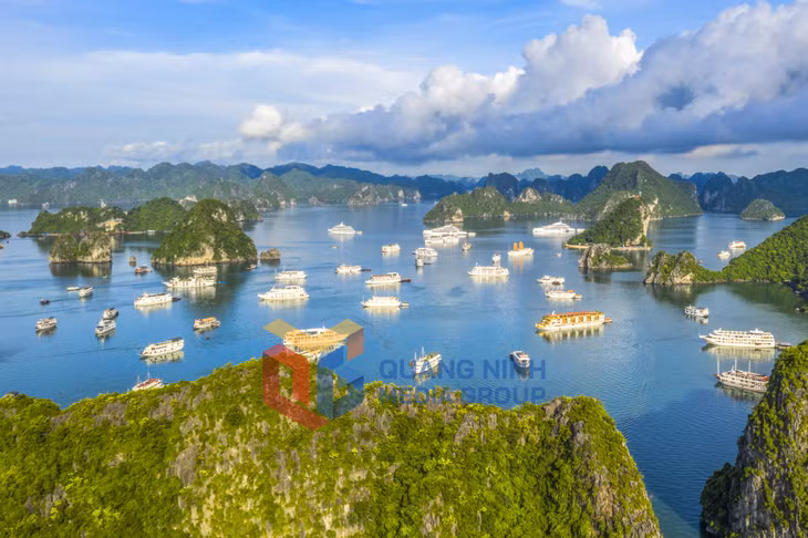 Trời và nước cùng xanh biếc, tạo nên khung cảnh lý tưởng để du khách khám phá vẻ đẹp kỳ ảo của Vịnh Hạ Long. Ảnh: Đỗ Giang