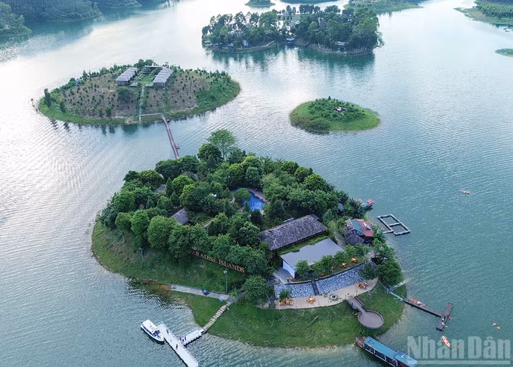 Toàn cảnh khu nghỉ dưỡng Thác Bà Paradise nằm trên một hòn đảo với hệ thống 1 nhà sinh hoạt chung và 6 căn Bungalow biệt lập cùng 1 hồ bơi rộng nằm giữa trung tâm của đảo.