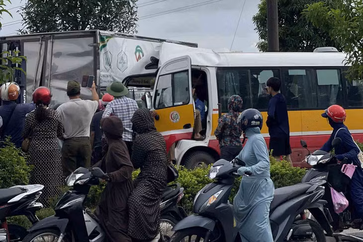 Hiện trường va chạm giữa xe bus và xe tải. Ảnh: Đức Tuấn.
