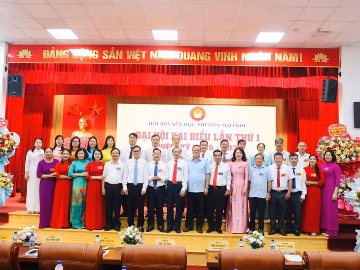 Các đại biểu chụp ảnh lưu niệm tại đại hội.