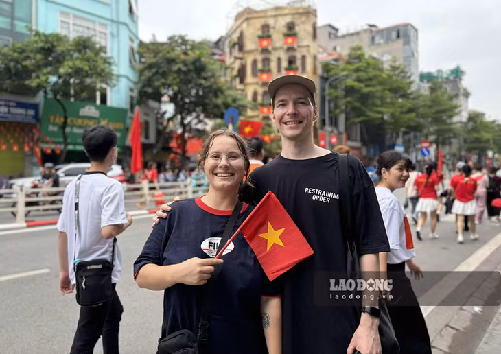 Khách quốc tế tận hưởng không khí sôi động khi du lịch Hà Nội vào đúng kỳ nghỉ Quốc khánh 2.9. Ảnh: Nguyễn Đạt