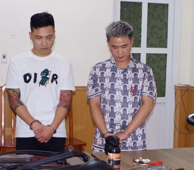 2 đối tượng trộm cắp tài sản và tang vật. Ảnh: Công an tỉnh Ninh Bình