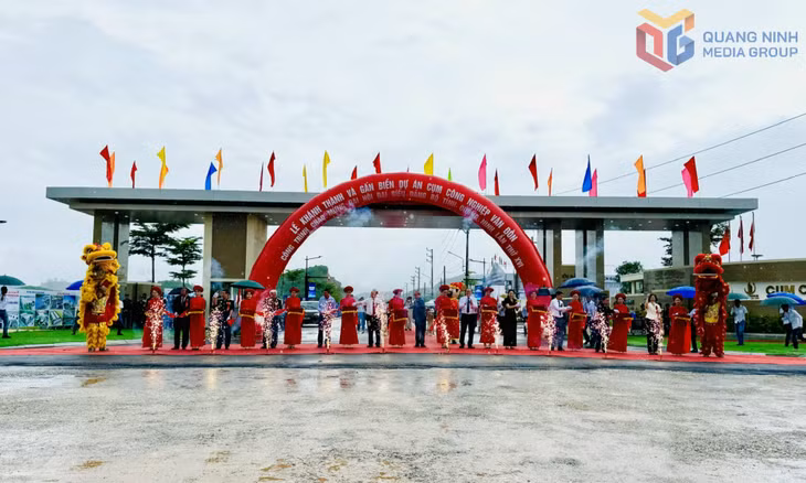 Các đại biểu thực hiện nghi thức cắt băng khánh thành dự án CCN Vân Đồn.