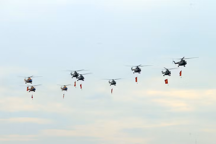 Dẫn đầu là biên đội trực thăng Mi-171, Mi-17, Mi-8, mang cờ Tổ quốc, cờ Đảng tung bay trên Quảng trường Ba Đình lịch sử, biểu tượng cho sức mạnh đại đoàn kết, niềm tự hào của Đảng và dân tộc, thể hiện bản lĩnh, trí tuệ, khát vọng xây dựng đất nước cất cánh, vươn cao trong kỷ nguyên mới
