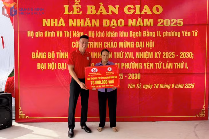 Phó Chủ tịch Hội Chữ thập đỏ tỉnh Nguyễn Tuấn Anh trao số tiền 70 triệu đồng của Tập đoàn TKV hỗ trợ xây nhà nhân đạo cho bà Vũ Thị Năm, Khu Bạch Đằng II, phường Yên Tử.