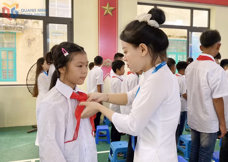 Em Đặng Thị Linh, dân tộc Dao, học sinh lớp 6, Trường Tiểu học và THCS Hải Sơn, hồi hộp dự lễ khai giảng năm học mới.