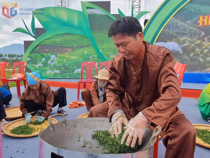 Phần Thi sao chè tại Lễ Hội Trà Đường Hoa năm 2024.