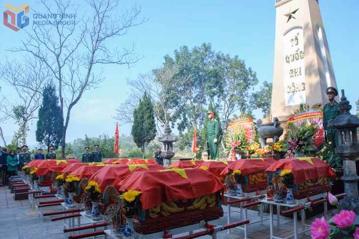 Lễ truy điệu và an táng hài cốt các liệt sĩ hy sinh tại nhà tù Khe Tù về Nghĩa trang liệt sĩ huyện Tiên Yên, tháng 1/2019. Ảnh: Hoàng Giang
