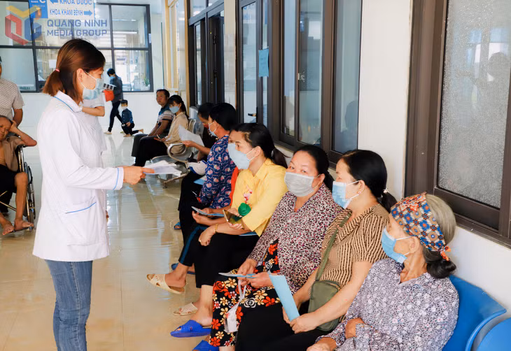 Tư vấn khám sàng lọc u vú tại Trung tâm Y tế Bình Liêu.