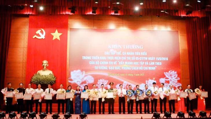 Cô giáo Nguyễn Thị Thanh Xuân (ngoài cùng, bên phải), đảng viên Chi bộ Văn - Anh nhận Bằng khen của Ban Thường vụ Tỉnh ủy vì đã có thành tích xuất sắc trong 10 năm thực hiện Chỉ thị số 05 về “Đẩy mạnh học tập và làm theo tư tưởng, đạo đức, phong cách Hồ Chí Minh”.