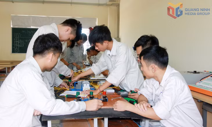 Sinh viên Trường Cao đẳng Việt - Hàn thực hành sửa chữa thiết bị điện công nghiệp.