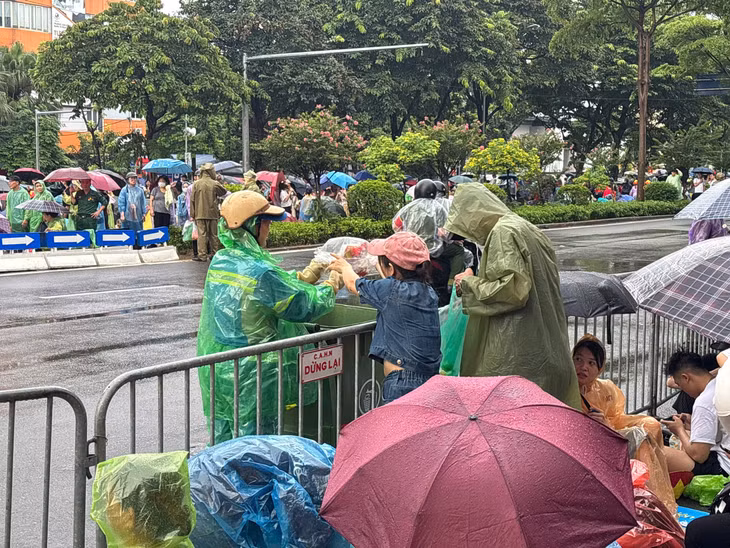 Tại khu vực Kim Mã, mưa lớn trút xuống, nhưng các công nhân môi trường vẫn khẩn trương thu gom rác, dọn dẹp vỉa hè và mặt đường, chuẩn bị cho buổi diễu binh, diễu hành diễn ra vào ngày mai 2.9.