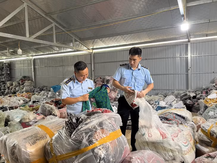 Chín tháng năm 2025, lực lượng quản lý thị trường đã kiểm tra 17.746 vụ, xử lý 15.544 vụ vi phạm, tổng số tiền xử lý vi phạm hành chính 402 tỷ đồng - Ảnh minh họa