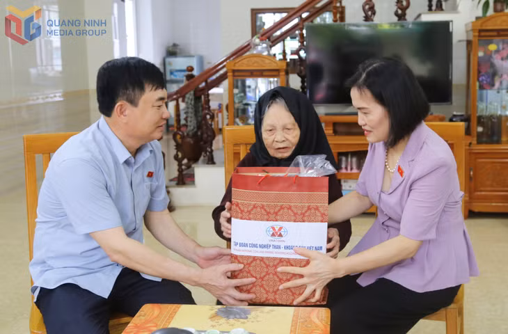 Các Đại biểu Quốc hội tỉnh Quảng Ninh thăm, tặng quà, động viên gia đình người có công nhân dịp 27/7.