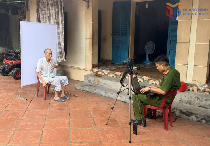 Cán bộ Công an phường An Sinh đến tận nhà cấp tài khoản định danh điện tử cho công dân. Ảnh: Công an phường An Sinh.