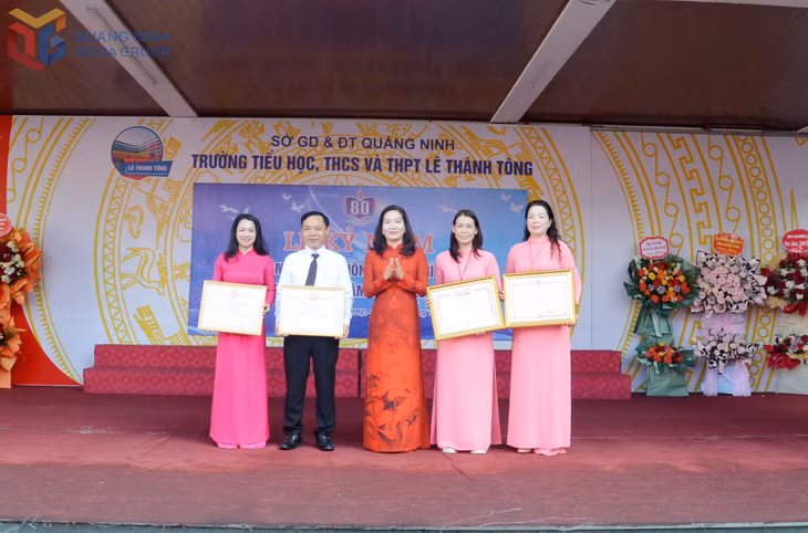 Tập thể nhà trường vinh dự được Chủ tịch UBND tỉnh trao tặng Bằng khen và danh hiệu Tập thể lao động xuất sắc; được Sở GD&amp;ĐT cấp Chứng nhận trường đạt kiểm định chất lượng giáo dục và Bằng công nhận trường đạt chuẩn quốc gia.