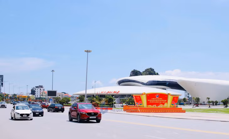 Khu vực trước Cung Quy hoạch, Hội chợ và Triển lãm tỉnh cũng được trang trí bắt mắt.