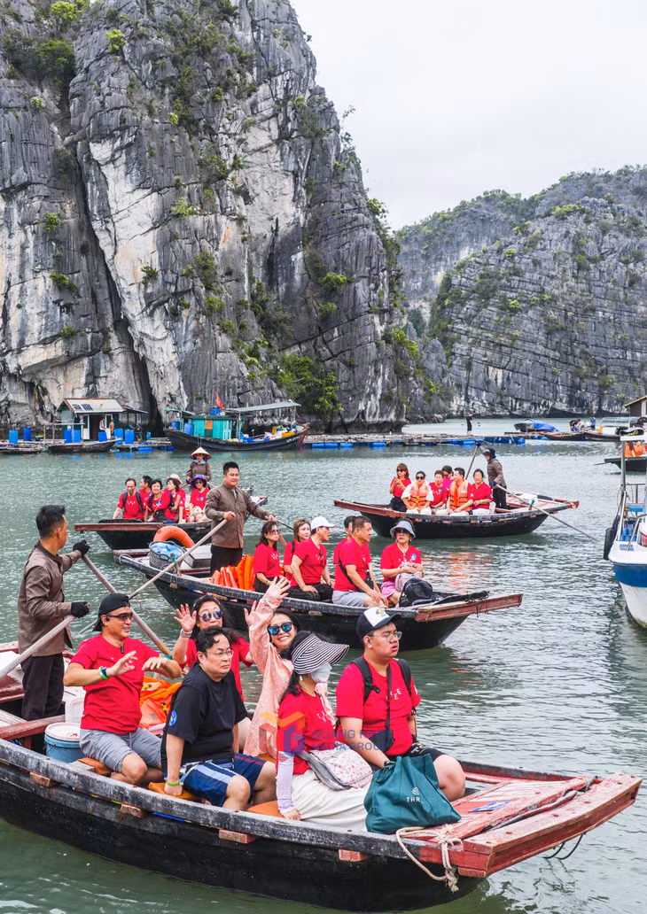 Du khách tham quan làng chài Vung Viêng một trong những làng chài cổ và hiếm hoi còn tồn tại trên vịnh, mang đậm dấu ấn văn hóa biển