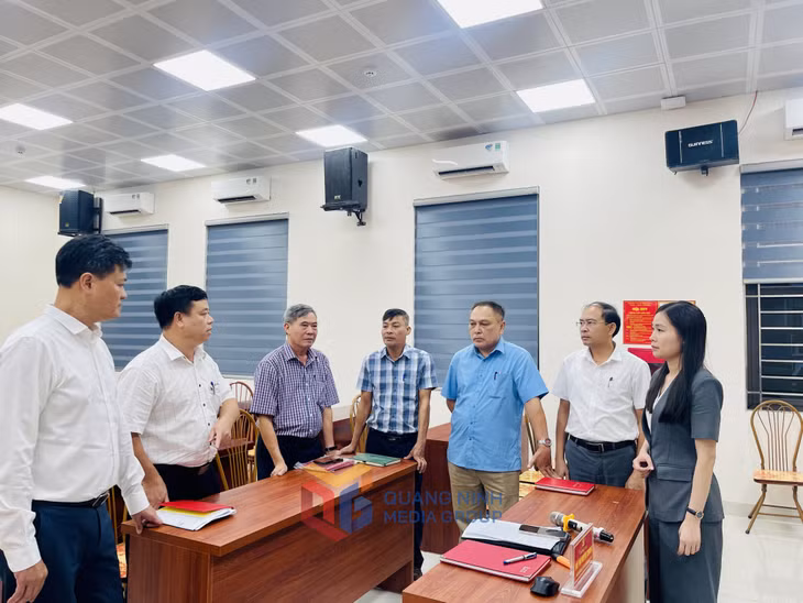 Lãnh đạo phường Hà Lầm giải đáp vướng mắc của các tổ dân, khu phố về việc triển khai chiến dịch.