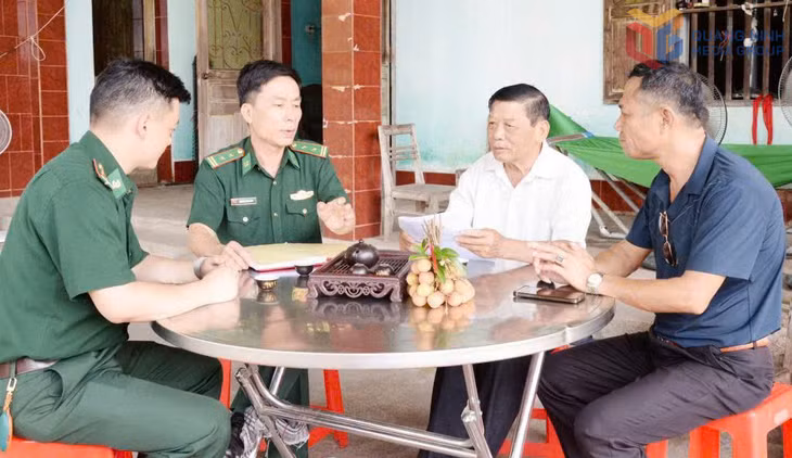 Cán bộ Đồn BP Quảng Đức trao đổi với ông Phoòng Nhục Phí, người uy tín bản Nà Lý, xã Quảng Đức
