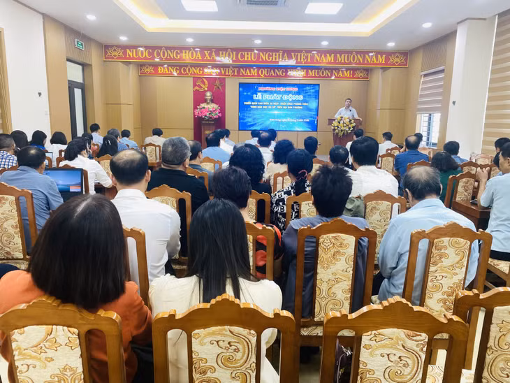 Quang cảnh triển khai chiến dịch cao điểm triển khai phong trào “Bình dân học vụ số” của phường Việt Hưng.