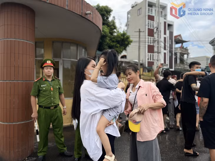 Em bé đi đón mẹ trở về.