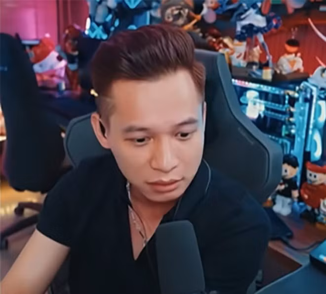 Độ Mixi trong livestream xin lỗi tối 4/9. Ảnh chụp từ video