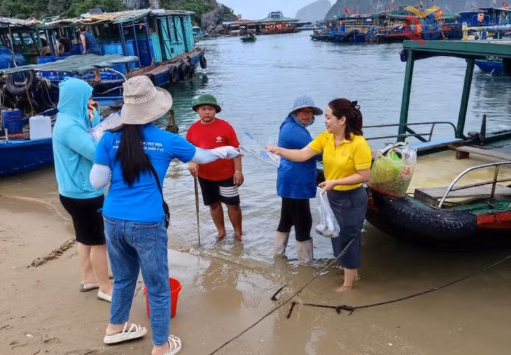 BHXH tỉnh Quảng Ninh tuyên truyền vận động ngư dân tham gia BHXH tự nguyện, BHYT hộ gia đình.