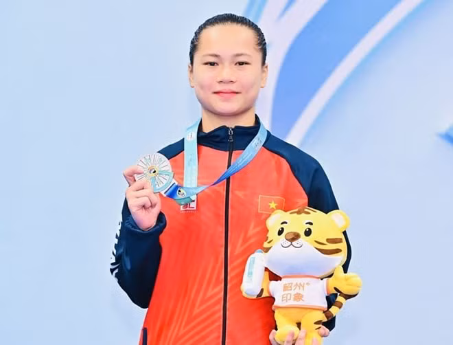 Tuyển thủ karate Quỳnh Anh giành huy chương bạc tại giải. Ảnh: Liên đoàn karate châu Á AKF