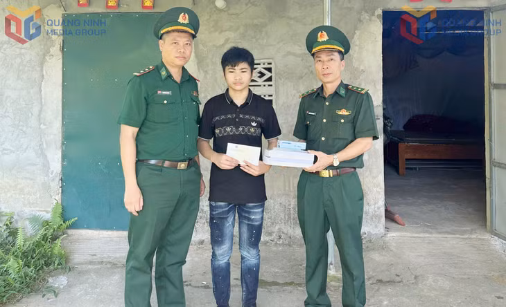 Lãnh đạo Đồn BP Quảng Đức đến thăm, động viên và tặng quà cho em Lý Anh Huy, bản Pò Hèn dịp đầu năm học mới 2025-2026.