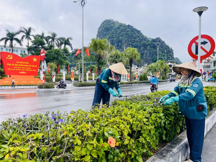 Công nhân vệ sinh môi trường cắt tỉa cây xanh, tạo cảnh quan đẹp chào mừng ngày hội lớn.