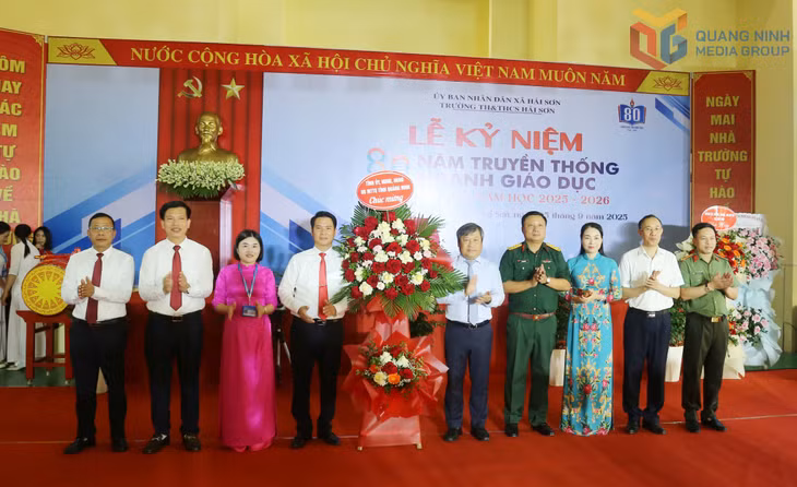Đồng chí Bí thư Tỉnh ủy Vũ Đại Thắng tặng hoa chúc mừng nhà trường.