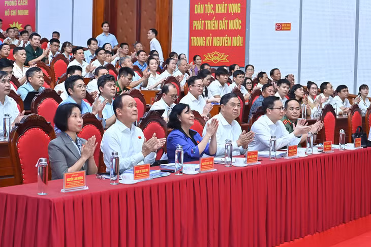 Các đại biểu Trung ương, thành phố Hà Nội và cử tri tham dự hội nghị. (Ảnh: ĐĂNG KHOA)