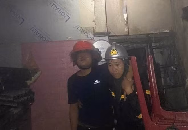 Lực lượng chức năng tiếp cận hiện trường nhà dân bị tốc mái, cứu người mắc kẹt trong đêm, khi bão số 10 còn quần thảo. Ảnh: Ngọc Anh