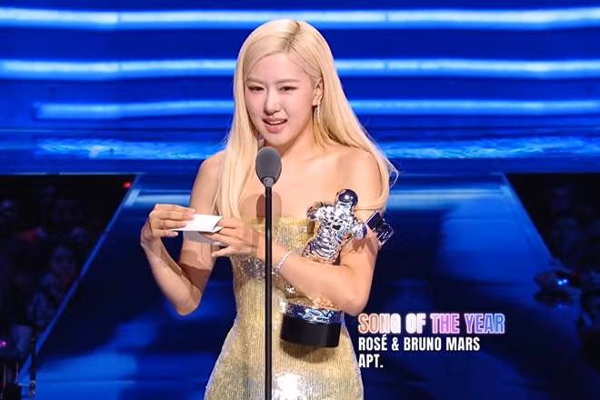 Rosé (Blackpink) xúc động khi nhận giải Bài hát của năm ở MTV VMAs 2025. Ảnh: cắt từ video