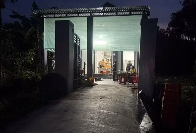 Sau khi tử vong, thi thể ông L được người nhà đưa về mai táng theo phong tục địa phương. Ảnh: Trần Châu