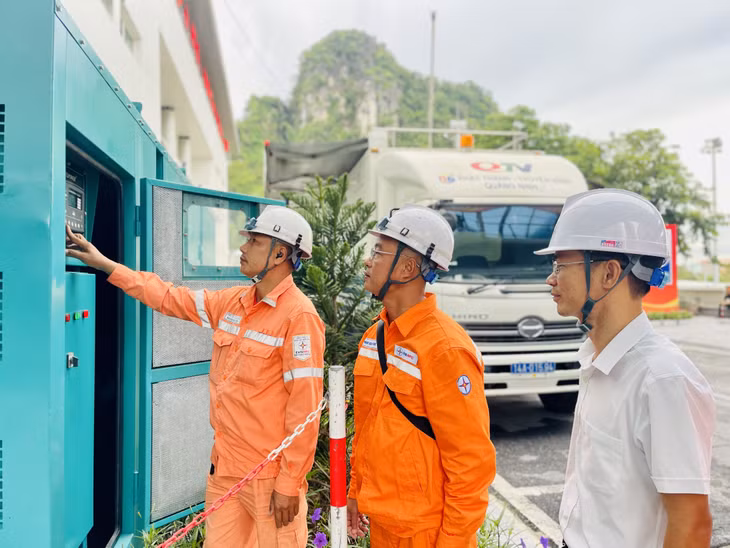 Lãnh đạo và công nhân Đội Quản lý điện khu vực Hạ Long trực 24/24h để rà soát, kiểm tra các thiết bị điện tại Trung tâm Tổ chức hội nghị tỉnh, đảm bảo không có sự cố về điện trong suốt thời gian diễn ra Đại hội.