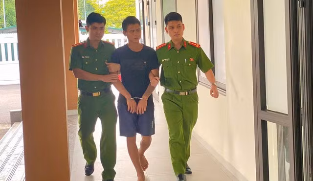 Lực lượng Công an khống chế đối tượng Lộc mang dao xông vào trụ sở chém bị thương cán bộ.