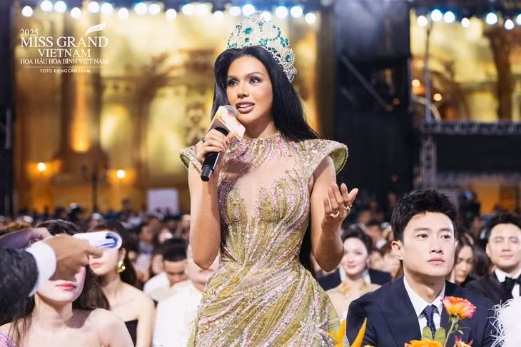Đương kim Hoa hậu Hòa bình quốc tế Christine Juliane Opiza diện đầm của nhà thiết kế Nguyễn Minh Tuấn tại đêm chung kết