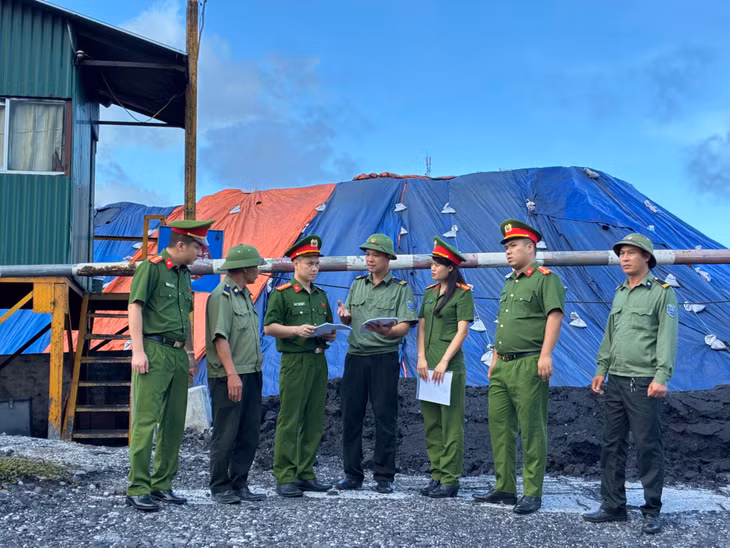 Thiếu tá Trần Đức Chiến (thứ 3 trái sang) cùng lực lượng cảnh sát kinh tế kiểm tra tại kho than công trường Công ty CP Than Hà Tu.