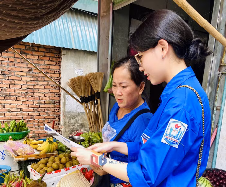 Đoàn Thanh niên phường Hà Tu hướng dẫn các tiểu thương trên địa bàn kỹ năng khai thác các tiện ích công.