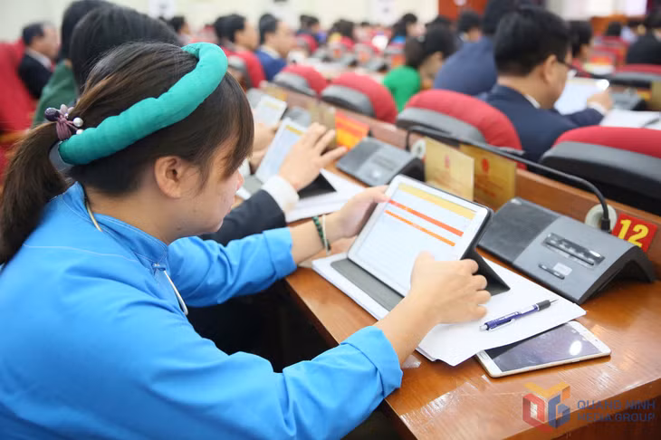HĐND tỉnh đẩy mạnh ứng dụng công nghệ thông tin trong tổ chức kỳ họp, triển khai thực hiện hiệu quả mô hình "Kỳ họp không giấy tờ". Ảnh: Nguyễn Thanh