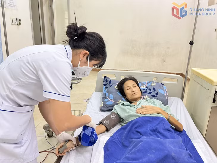 Bác sỹ Trung tâm Y tế Móng Cái thăm khám cho bệnh nhân
