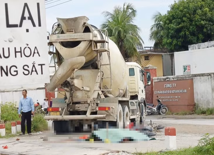 Hiện trường vụ tai nạn giữa xe bồn và xe máy khiến hai người tử vong - Ảnh: TÂM PHẠM