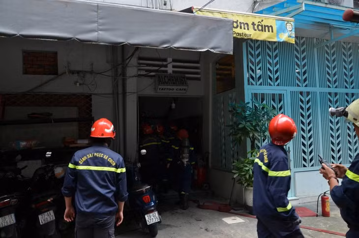 Lực lượng chức năng nhanh chóng có mặt tại hiện trường. Ảnh: Minh Tâm.