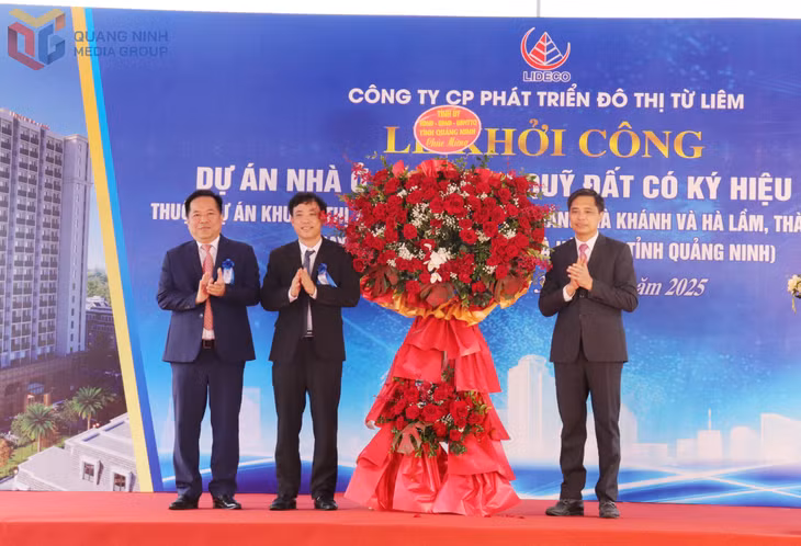 Đồng chí Vũ Văn Diện, Phó Chủ tịch Thường trực UBND tỉnh tặng hoa chúc mừng chủ đầu tư.