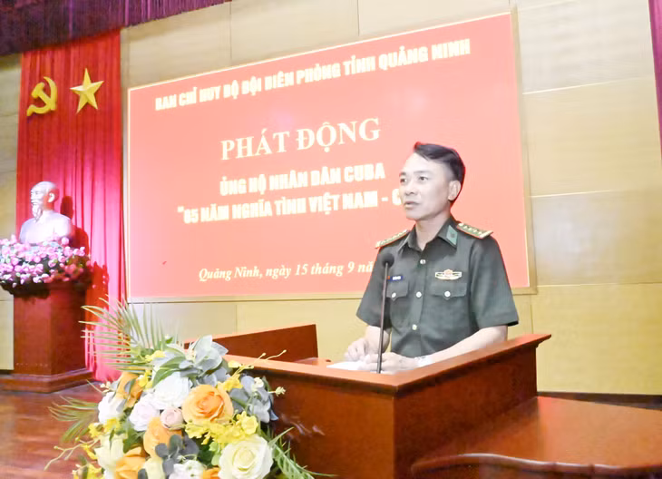 Đại tá Vũ Văn Hưng, Chính ủy Ban Chỉ huy BĐBP tỉnh phát động ủng hộ.