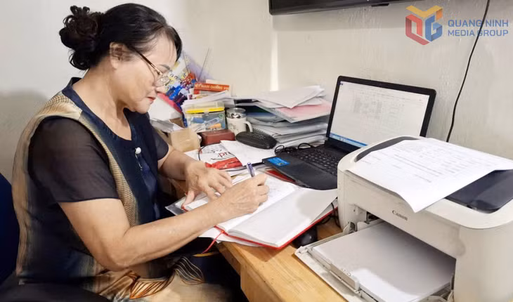 Mặc dù tuổi cao, nhưng bà Vũ Thị Thanh Mỹ, Bí thư Chi bộ, Trưởng khu phố 4B vẫn miệt mài với nhiệm vụ, công việc.